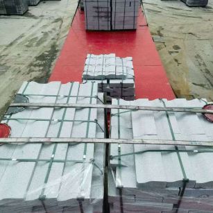 河南 芝麻白仿形加直形路沿石出货日常