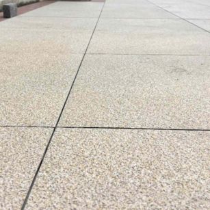 河南 黄金麻花岗岩石板材荔枝面地面铺装效果