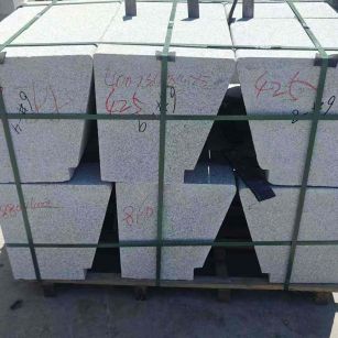 河南 芝麻白异形坐凳，石凳