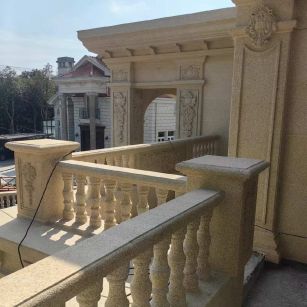 河南 黄金麻别墅外墙干挂雕花配合阳台栏杆花瓶柱