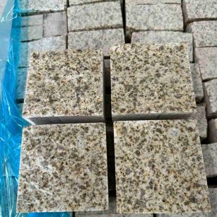 河南 黄金麻花岗岩自然面小方块，弹石，马蹄石等