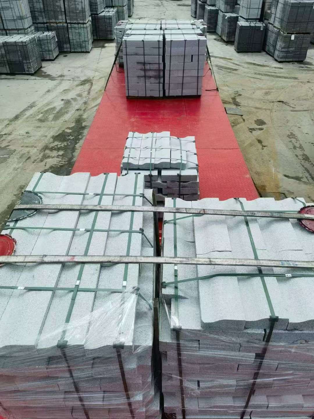 河南 芝麻白仿形加直形路沿石出货日常