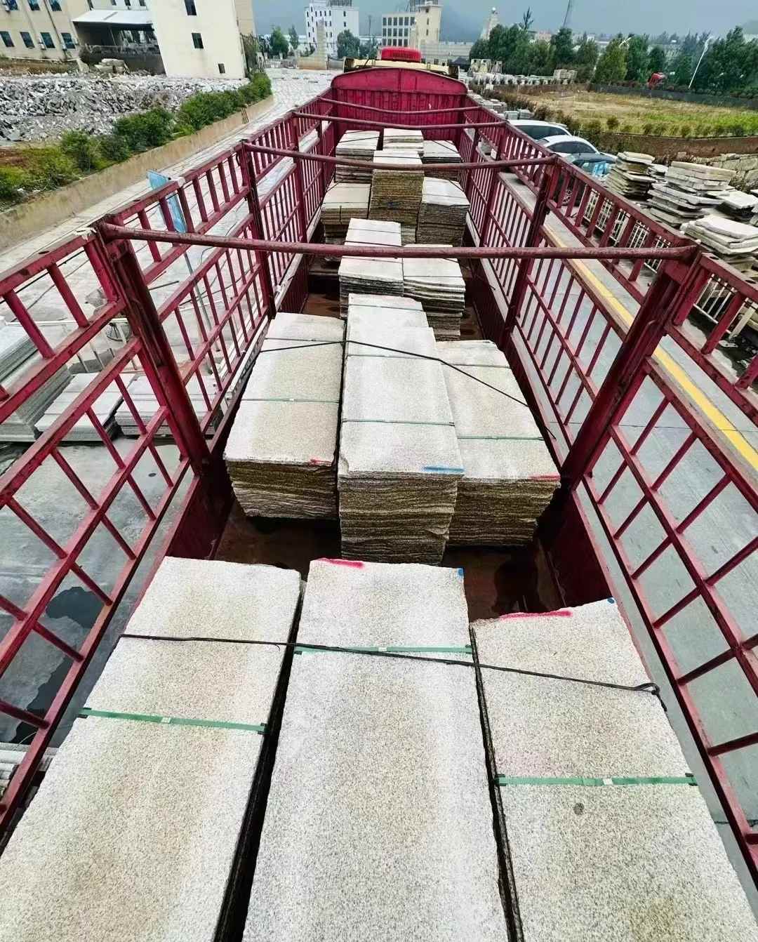 河南 黄金麻花岗岩荔枝面，光面毛板装车完成