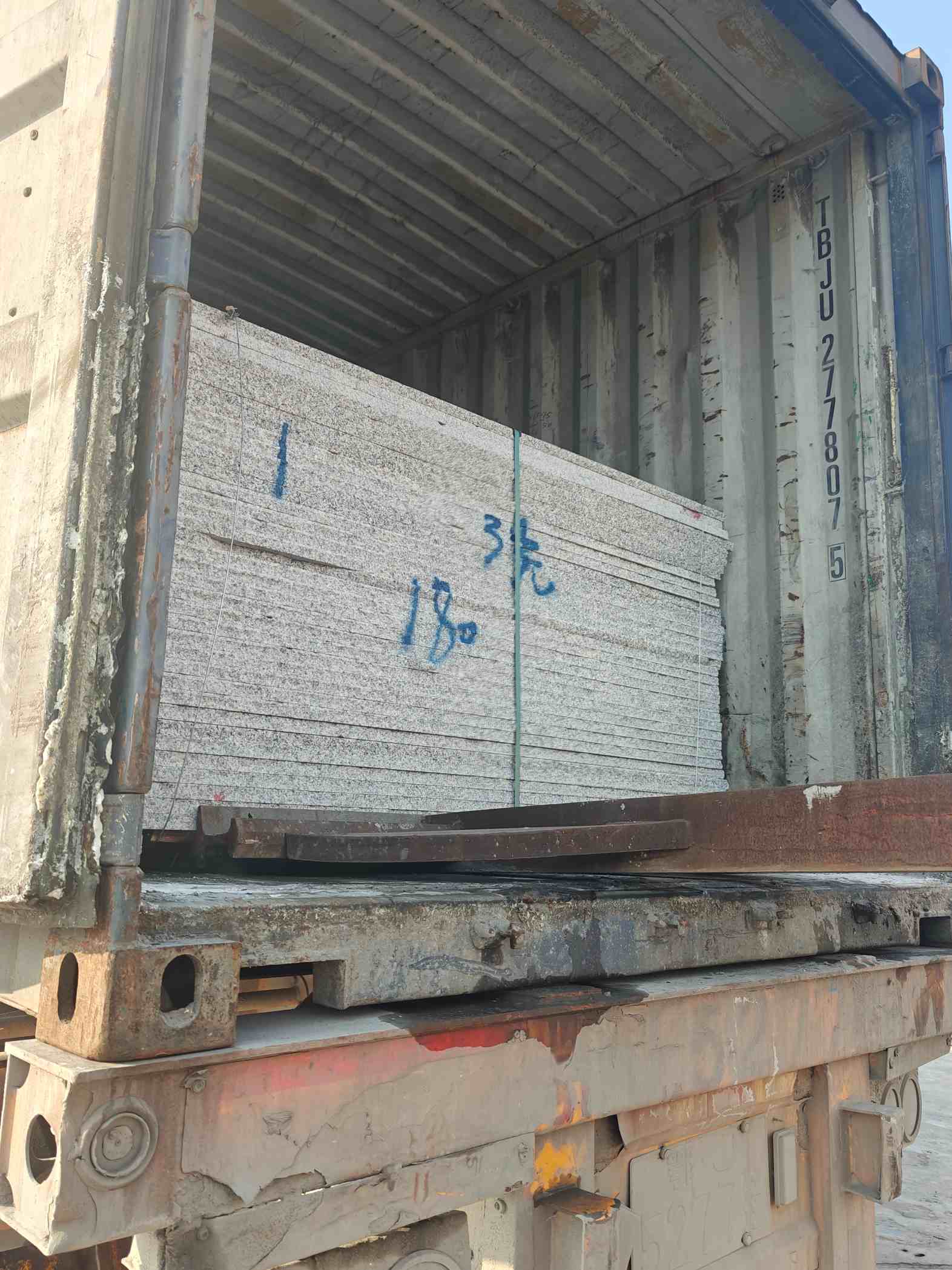 河南 芝麻白花岗岩石材3.0公分光面毛板装柜出货