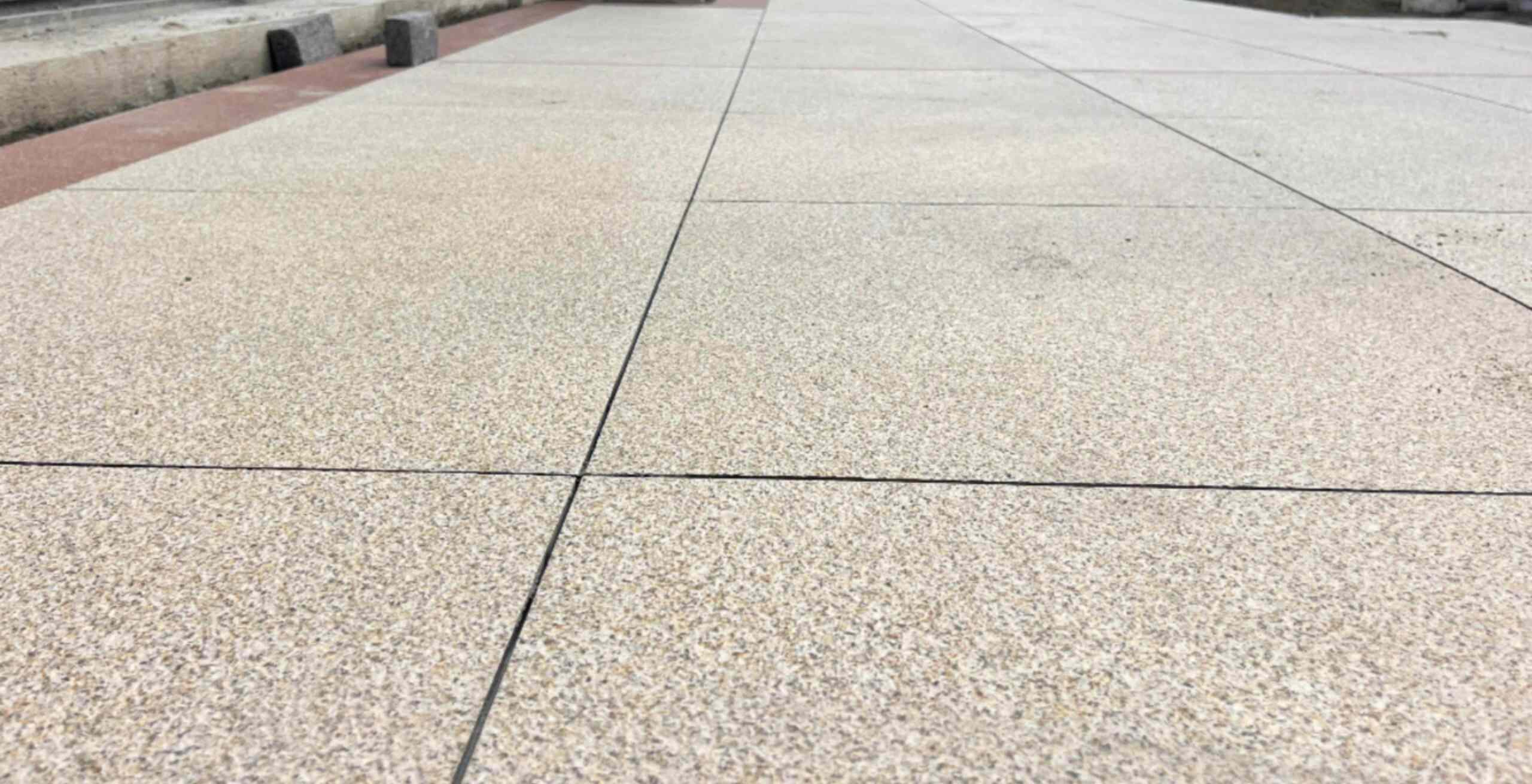 河南 黄金麻花岗岩石板材荔枝面地面铺装效果