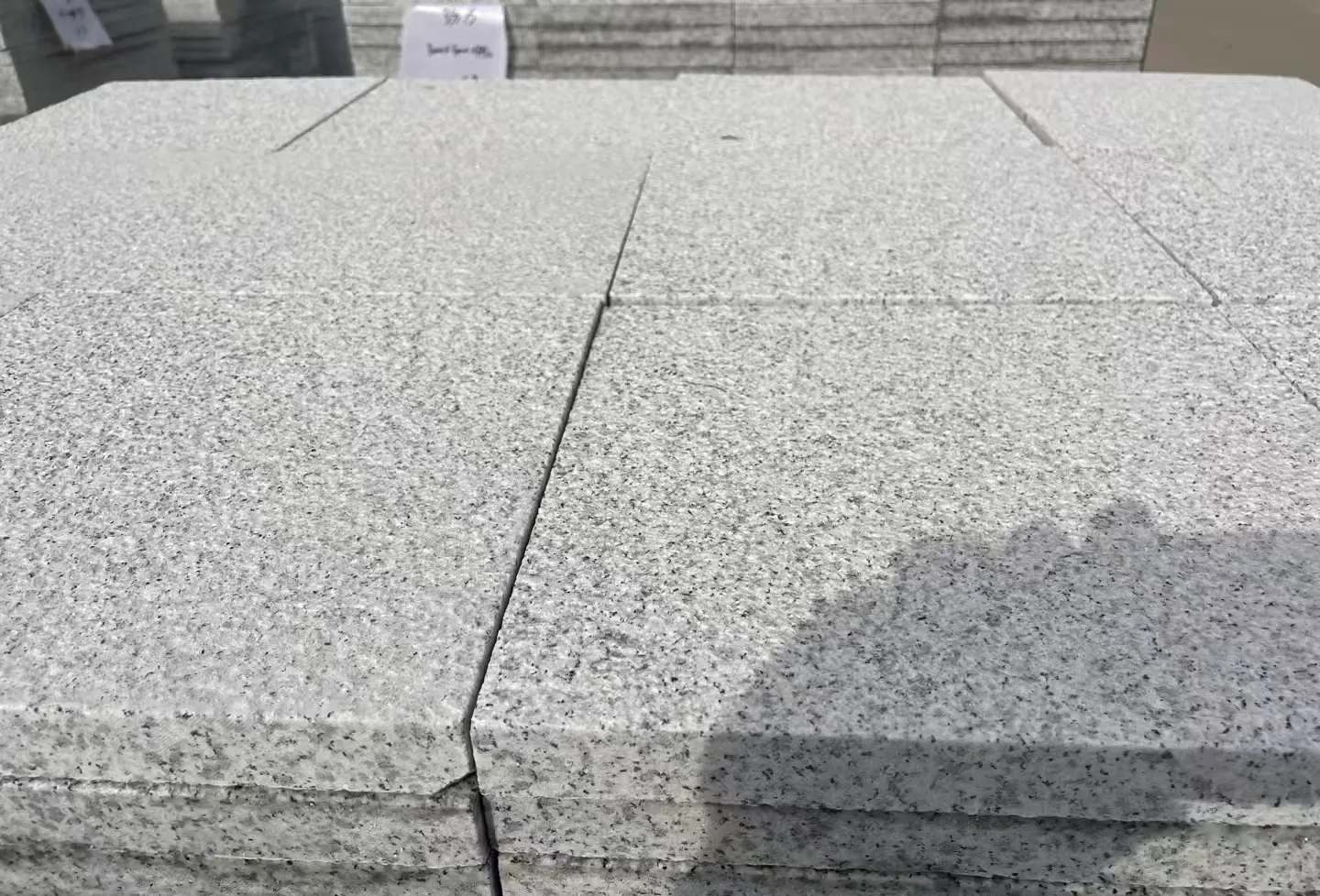 河南 白麻花岗岩石材推荐 荔枝面地铺石