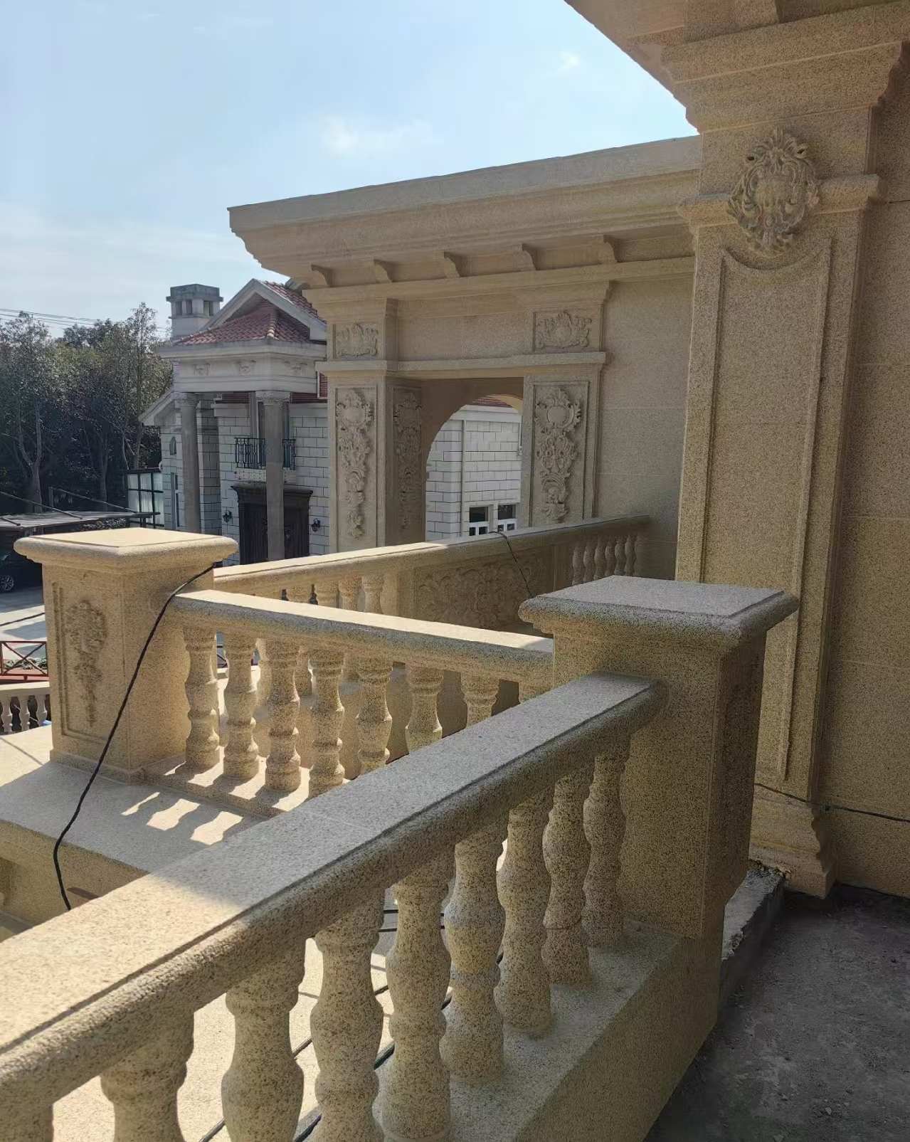 河南 黄金麻别墅外墙干挂雕花配合阳台栏杆花瓶柱