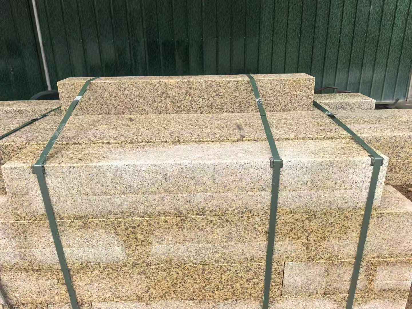 河南 黄金麻花岗岩石材机切面栏杆料半成品