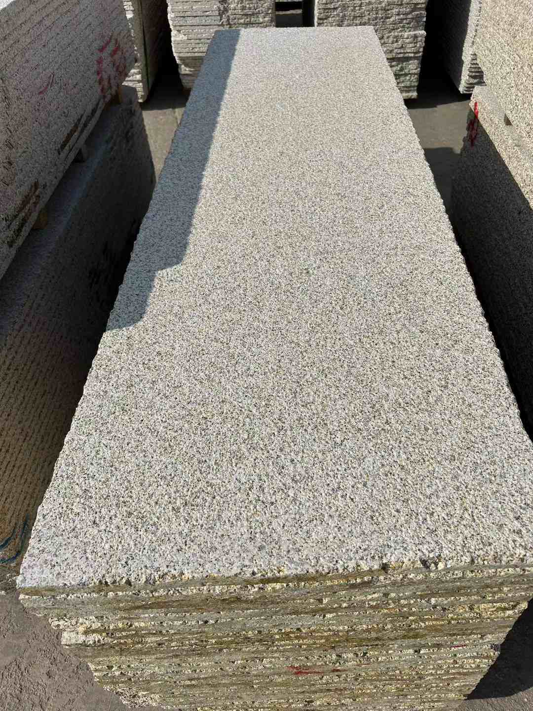 河南 黄金麻花岗岩荔枝面毛板，半成品