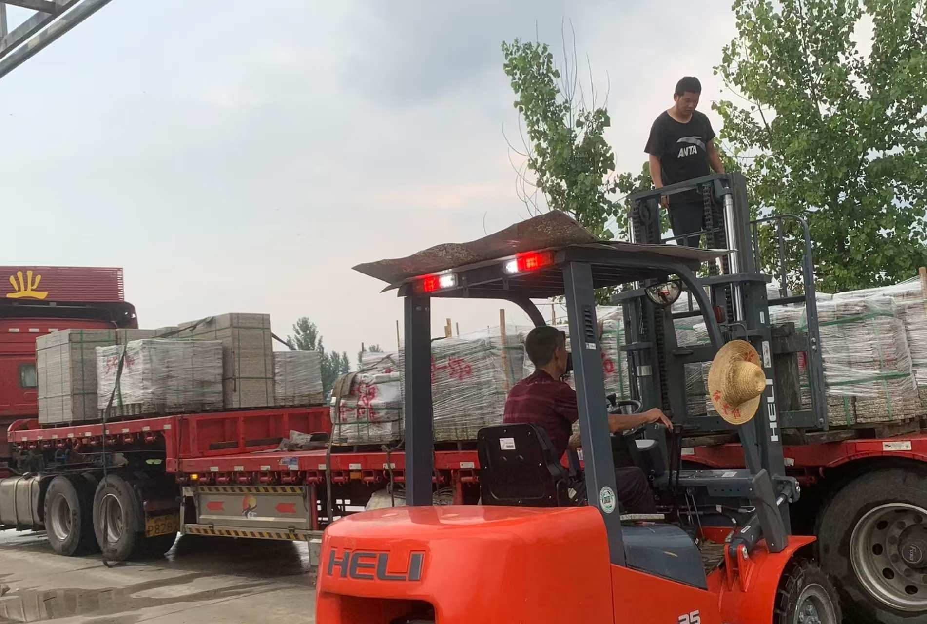 河南 黄金麻冰裂纹，地铺石装车