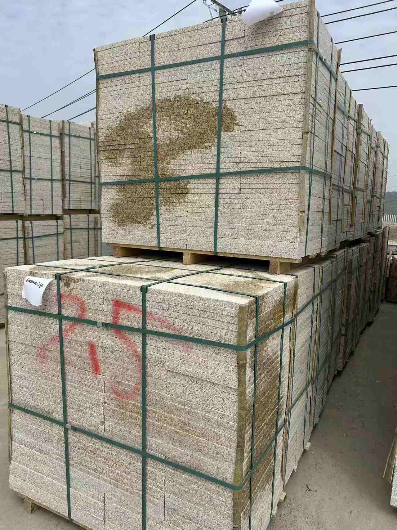 河南 黄金麻花岗岩石材荔枝面地铺石2.5*300*600