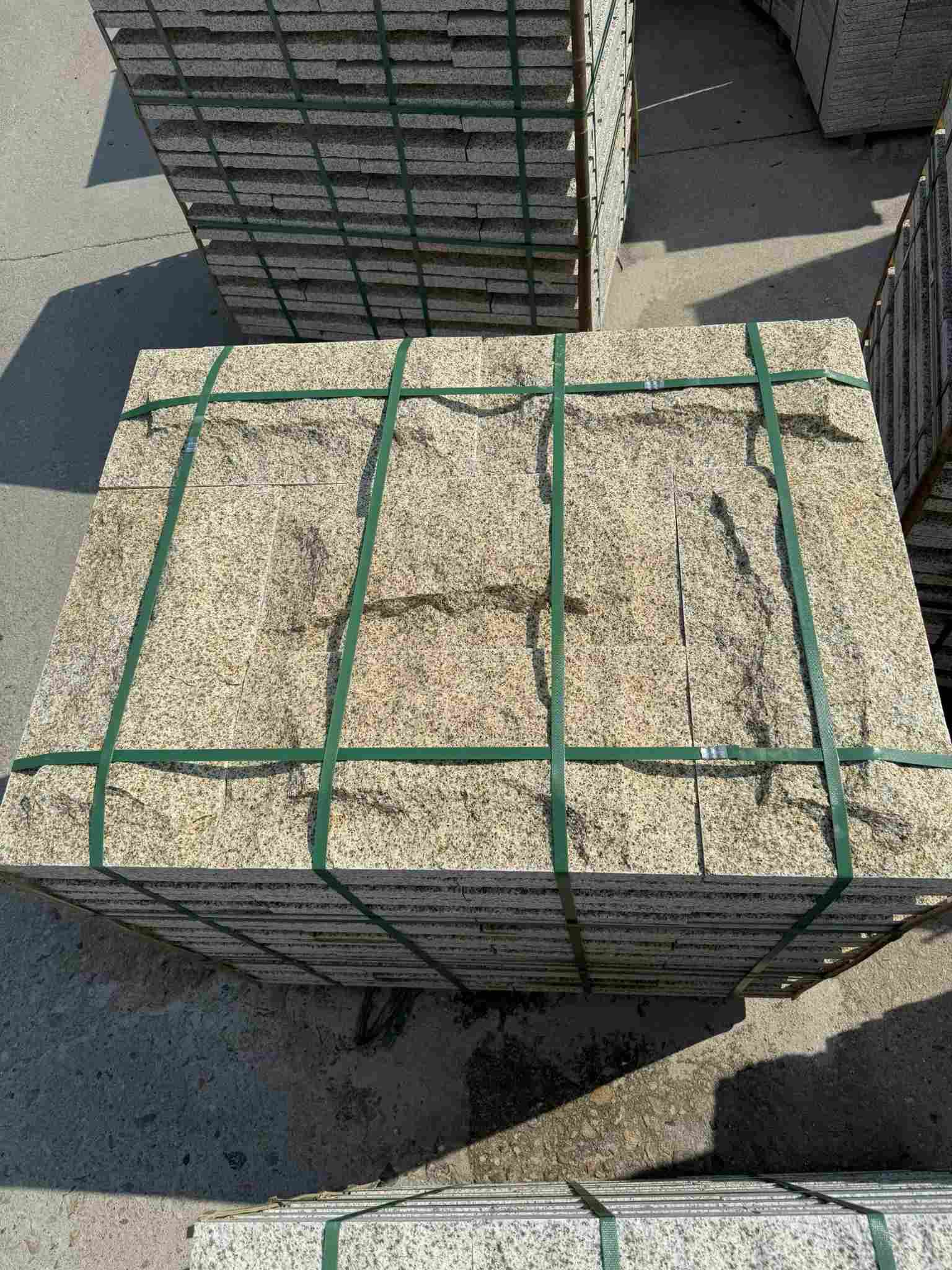 河南 黄金麻花岗岩石材自然面蘑菇石成品