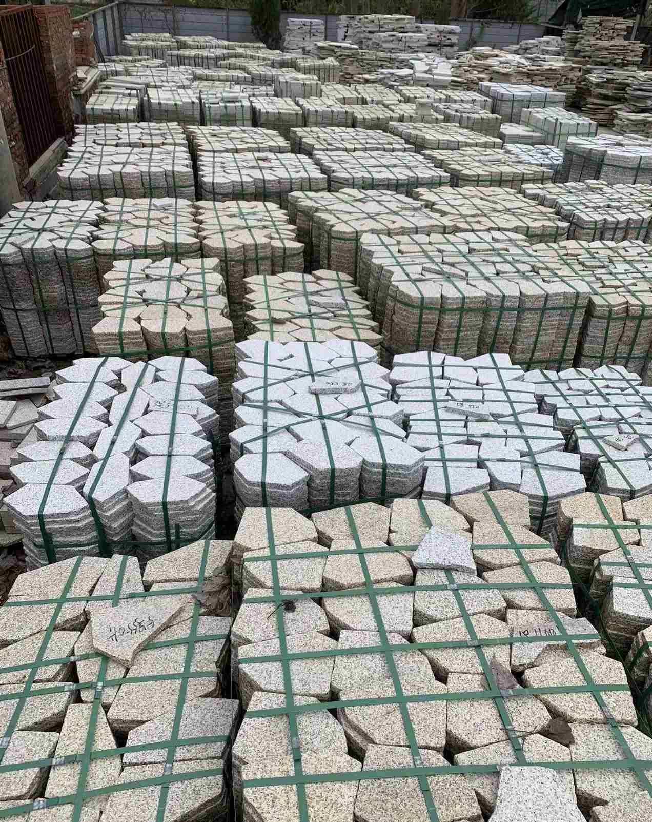 河南 黄金麻白麻花岗岩荔枝面地铺石(冰裂纹)