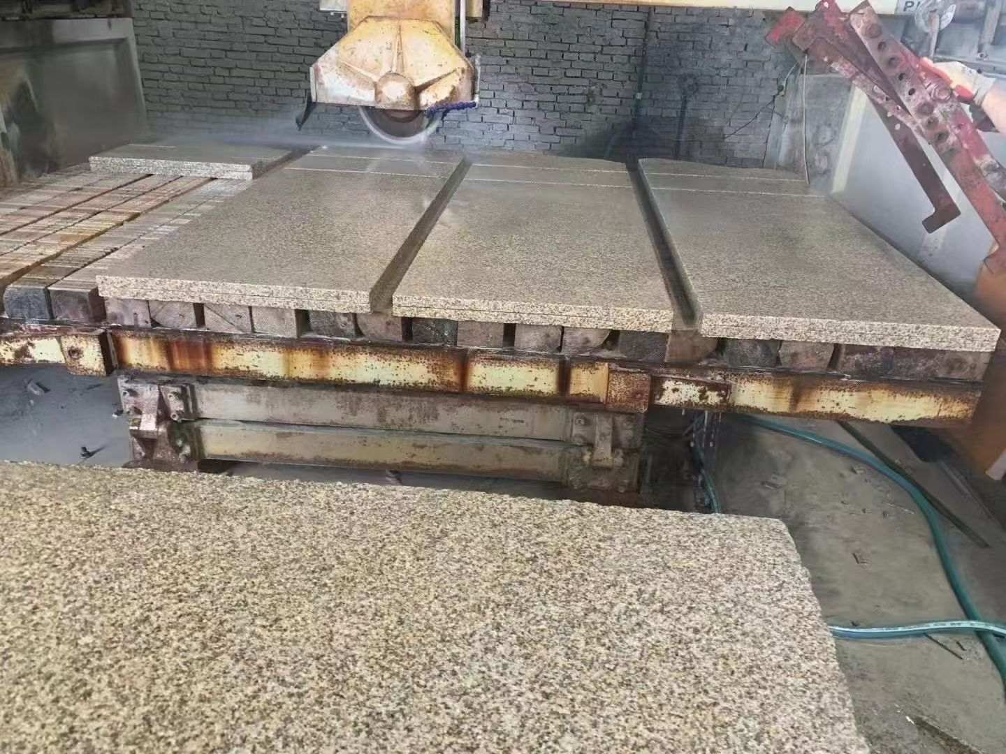 河南 黄金麻荔枝面成品板加工