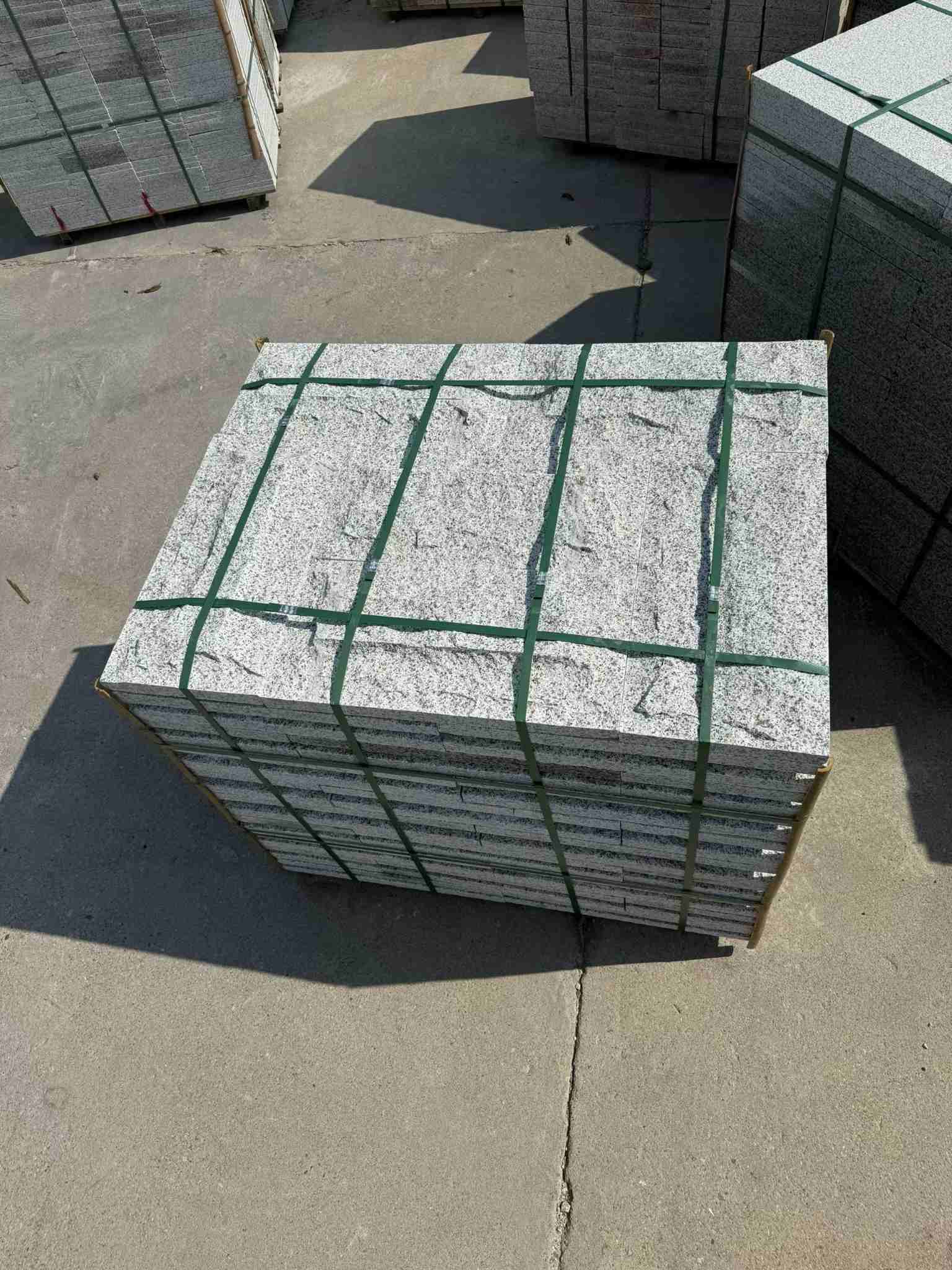 河南 白麻花岗岩石材自然面蘑菇石成品