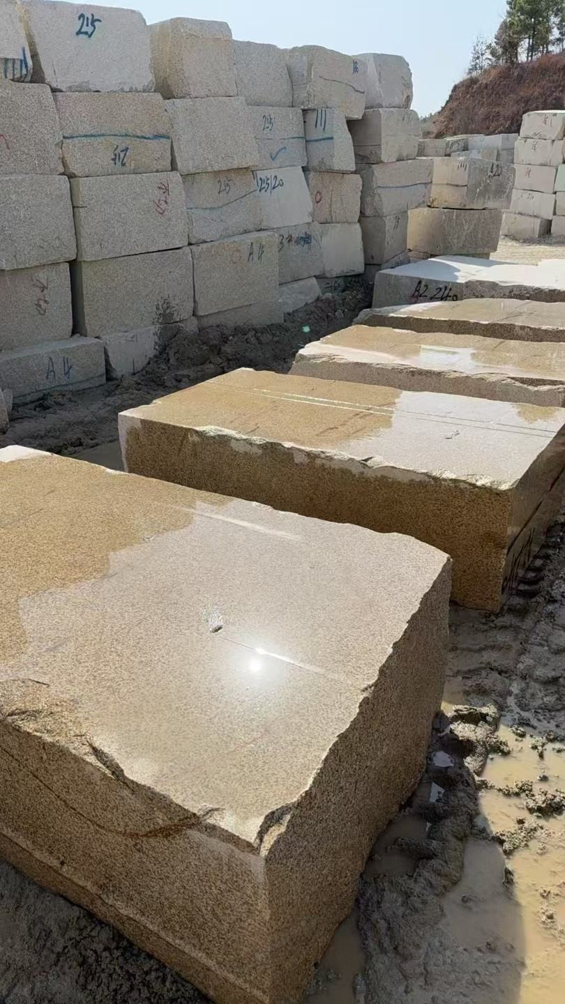 河南 黄金麻方料堆场洗料分选中，原材料充足