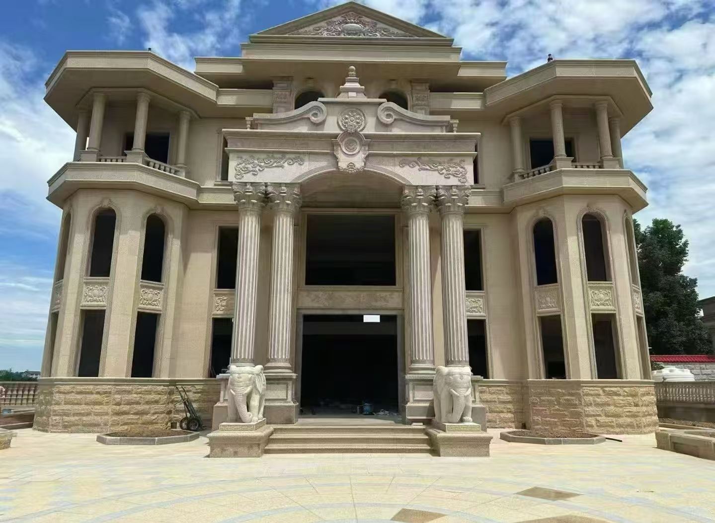 河南 黄金麻别墅外墙干挂，大柱，大象，蘑菇石，雕花板