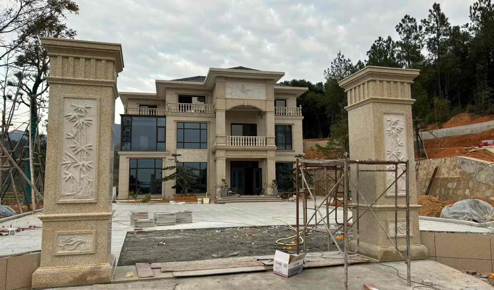 河南 黄金麻花岗岩别墅雕花外墙干挂配上门口雕花罗马柱