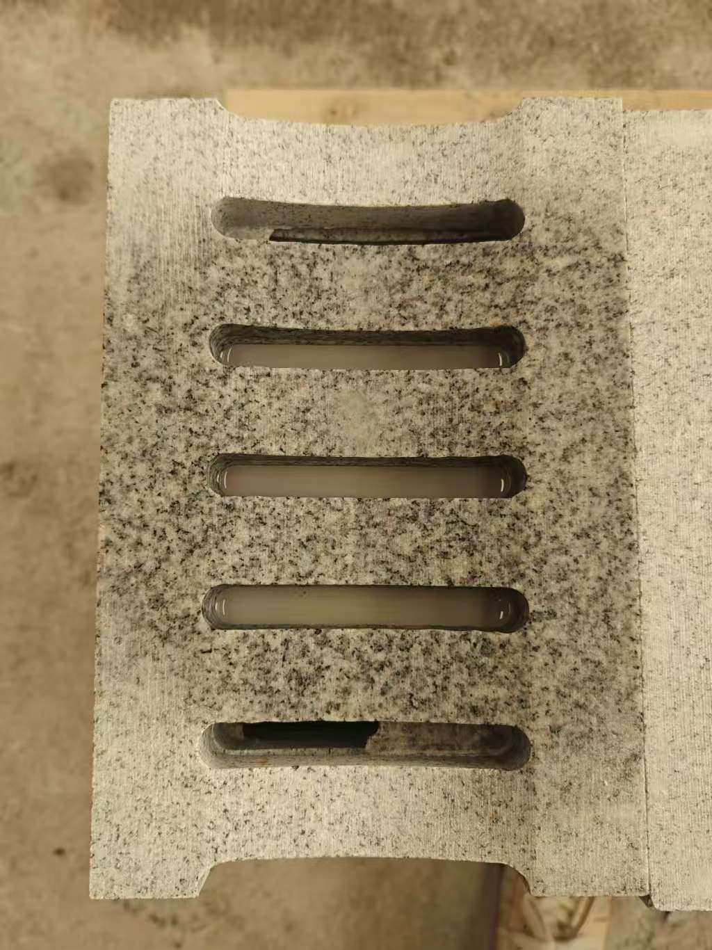 河南 芝麻白拉丝面花岗岩U型开槽排水槽