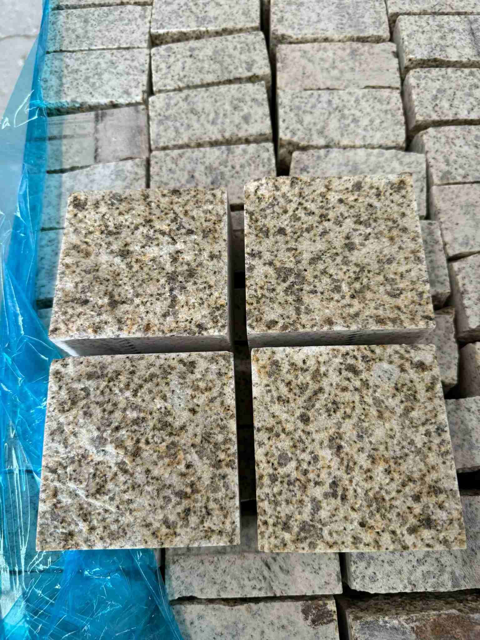 河南 黄金麻花岗岩自然面小方块，弹石，马蹄石等