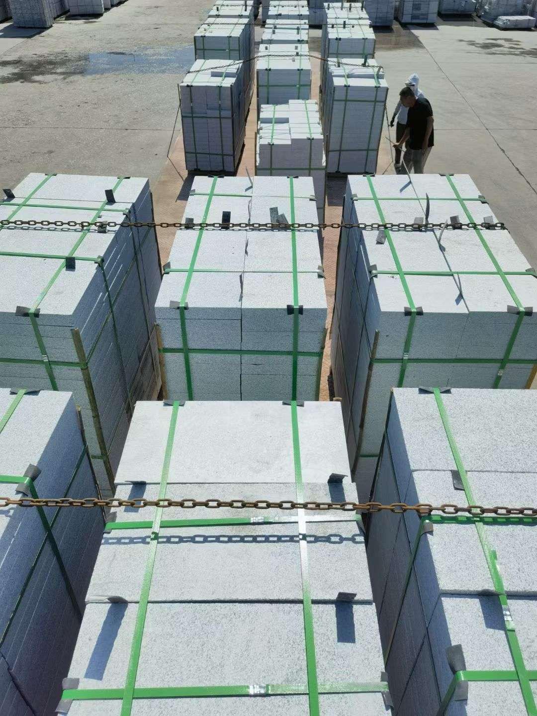 河南 芝麻白花岗岩5公分地铺石 花岗岩厂家工厂装车日常