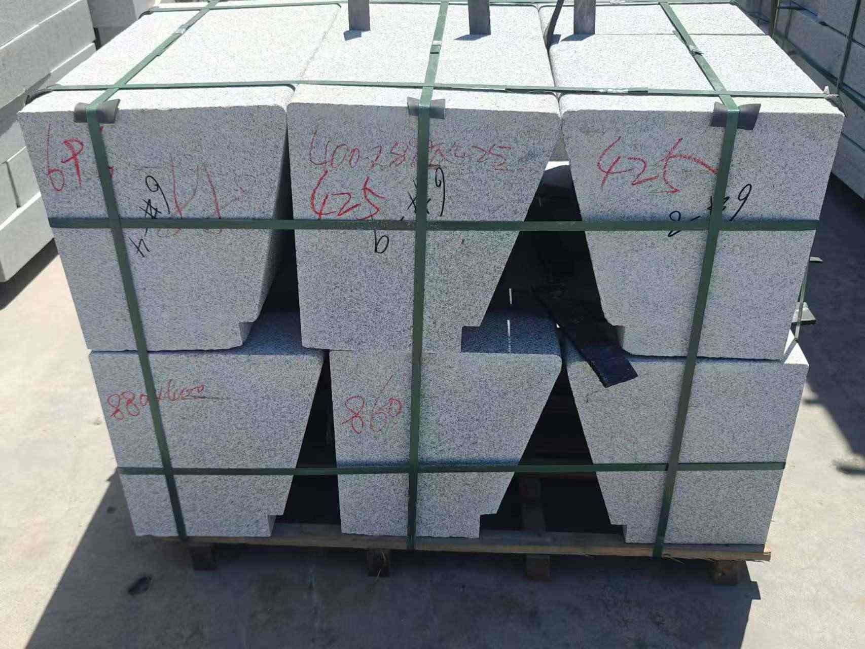 河南 芝麻白异形坐凳，石凳