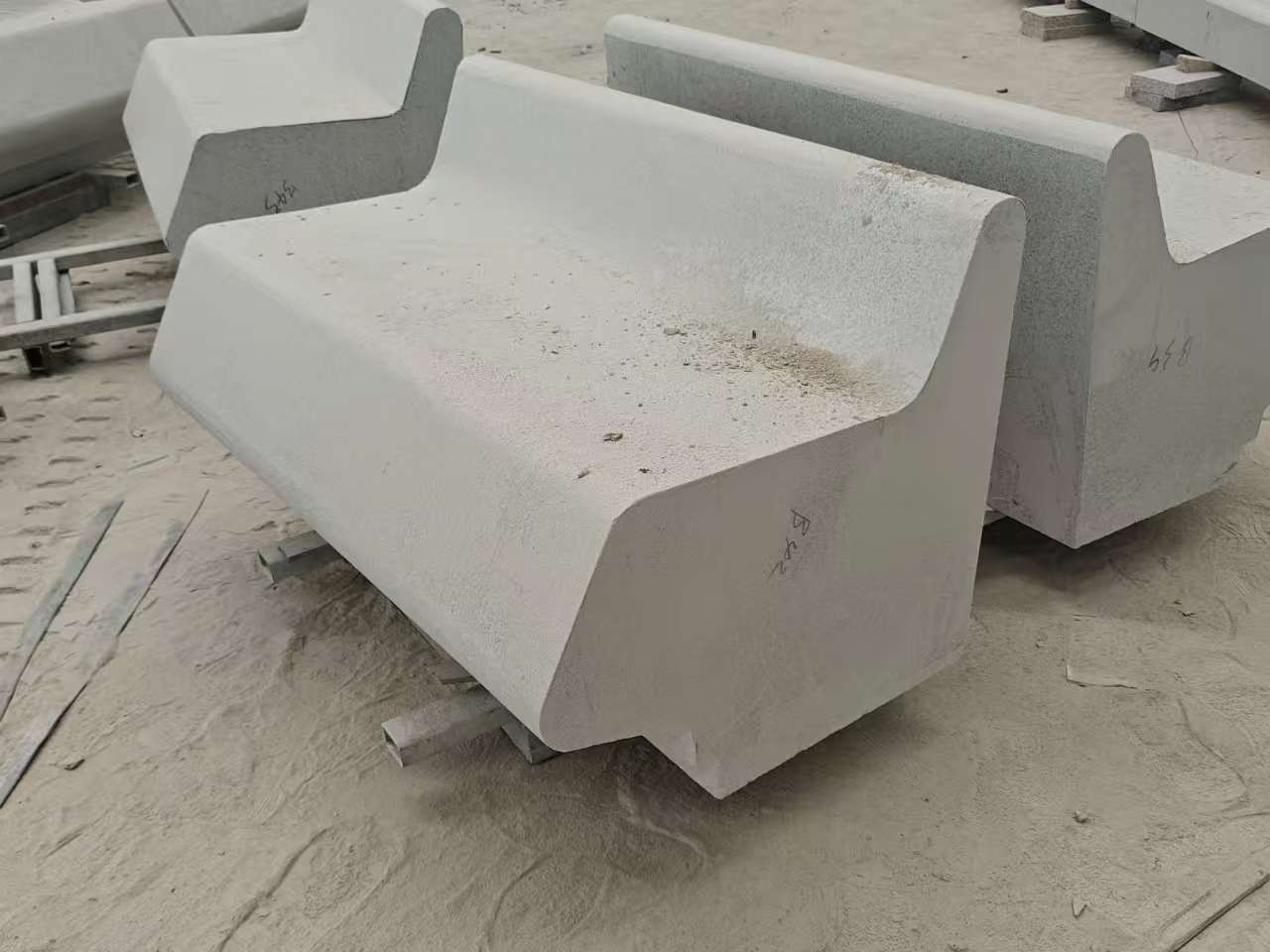 河南 芝麻白花岗岩异形坐凳，石凳