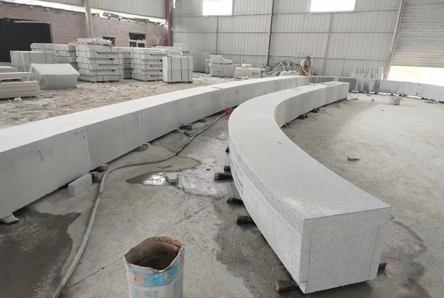 河南芝麻白花岗岩石板材 园林光面弧形坐凳